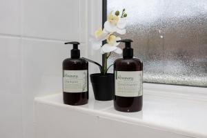 Manchester - Stylish Apartment, Prime Location, City Centre, MediaCity, Etihad, Coop Live, AO Arena, Salford Quays, Sleeps 8, Free Parking