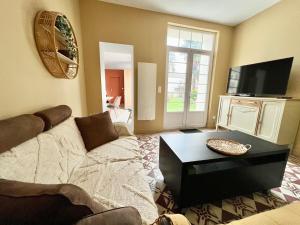 GRANDE MAISON DE VILLE - 10min du Centre-ville - Jardin Terrasse Barbecue Terrain de Pétanque - Moderne & Confort