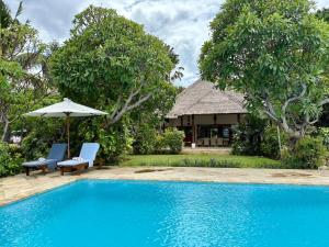 Beachfront Villa Mawar with Private Pool and Sunset View