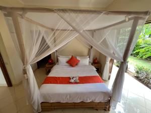 Beachfront Villa Mawar with Private Pool and Sunset View