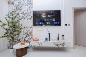 Luxurious chic getaway for 4, pool view, hammam, sauna, PS5