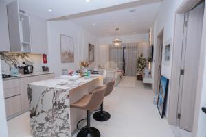Luxurious chic getaway for 4, pool view, hammam, sauna, PS5