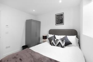 Modern 4 Bedroom Apartment in London with Parking and Garden