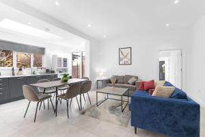 Modern 4 Bedroom Apartment in London with Parking and Garden