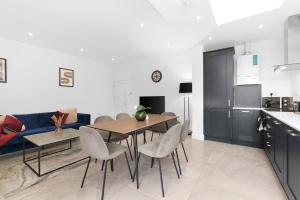Modern 4 Bedroom Apartment in London with Parking and Garden