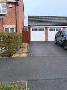 Modern 4 bedroom Home, 5 TVs with Netflix, 10 Beds, Off Road Parking For A Few Vans & Cars, 900MB, Near Coventry City Centre, Contractors, Families, Friends