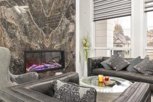 6BR Entire Home Sleeps 14 Private Parking Pet-Friendly Near Vancouver