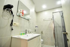 4BR Apartment with City Center View