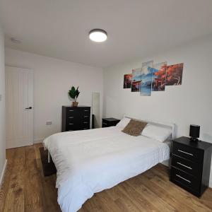 Short and Long Stays East London 4 Bed House with Parking and Garden EcuaStay