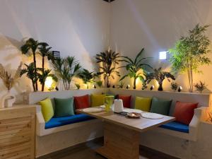 Magnifique loft haut de gamme avec grande terrasse zen et fontaine murale situé en plein centre-ville de Marrakech dans le cœur du quartier Gueliz à proximité des rues commerçantes et animées du Carré Eden et du Plaza Dépôt de garantie oblig