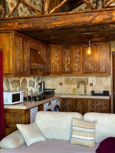 Taş Devri Konaklama