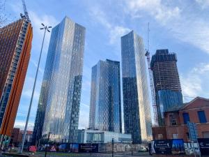 Manchester - Stylish Apartment, Prime Location, City Centre, MediaCity, Etihad, Coop Live, AO Arena, Salford Quays, Sleeps 8, Free Parking