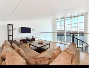 Luxury canary wharf penthouse