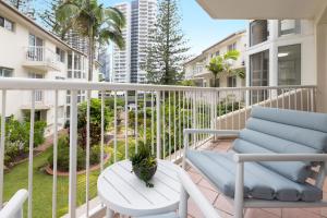Vibrant Beachside 2BR Apartment with Pool and Parking