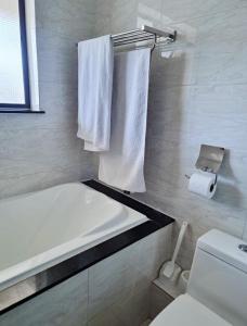 Modern Two Bedroom in Fourways Montecasino Sandton