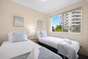 Vibrant Beachside 2BR Apartment with Pool and Parking