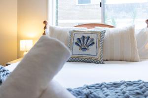 Vibrant Beachside 2BR Apartment with Pool and Parking