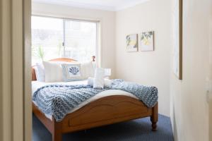 Vibrant Beachside 2BR Apartment with Pool and Parking