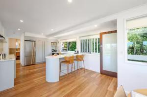 Noosa Escape 2BR Ocean Views, Walk to Beach