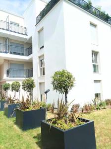 Opposite Metro 14, Cozy Guest Room with Garden & Free Parking, 5 min Orly Airport, 7 min Paris