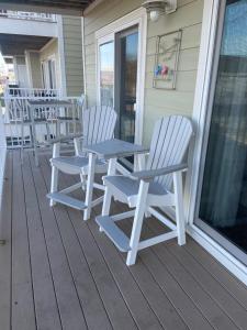 Bayfront 2 Bedroom Condo on 72nd Street with Private Balcony and Sunset Views