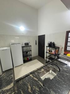 Casa com piscina a 50 metros do mar