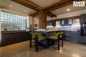 StayVista at Louise Cottage - Jacuzzi & Heater