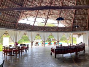 Private Villa With Pool - 5 BR close to the Beach