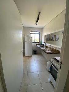 Enseada 4 quartos 700 metros da praia