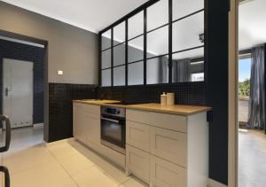 Manhattan Olive with parking by Elite Apartments