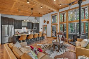 Black Diamond Chalet! Quiet, Private Mountain Luxury- Near Tamarack Resort- Lake Cascade
