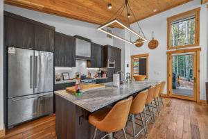 Black Diamond Chalet! Quiet, Private Mountain Luxury- Near Tamarack Resort- Lake Cascade