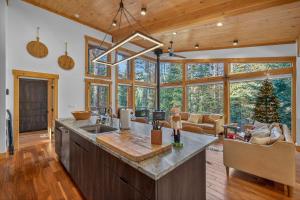 Black Diamond Chalet! Quiet, Private Mountain Luxury- Near Tamarack Resort- Lake Cascade