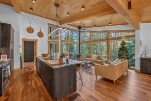 Black Diamond Chalet! Quiet, Private Mountain Luxury- Near Tamarack Resort- Lake Cascade