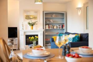 1 Alberni Cottage Hope Cove - 3-min walk to beach