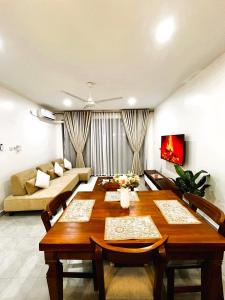 La Cozy Homes - Newly furnished 2 Bedroom Luxury Apartment in Nyali - Walk to the beach - Pool and Gym