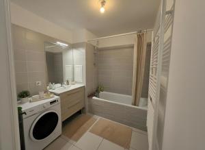 Opposite Metro 14, Cozy Guest Room with Garden & Free Parking, 5 min Orly Airport, 7 min Paris