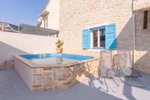 Villa Weiße Feder near Fazana for 5 persons with small heated pool & sea view - only 1,2 km from beach