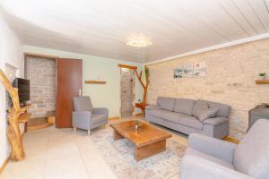 Villa Weiße Feder near Fazana for 5 persons with small heated pool & sea view - only 1,2 km from beach