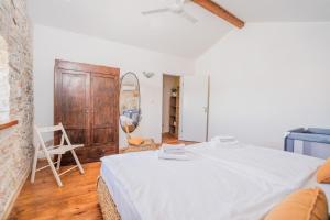 Villa Weiße Feder near Fazana for 5 persons with small heated pool & sea view - only 1,2 km from beach