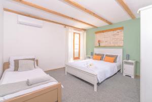 Villa Weiße Feder near Fazana for 5 persons with small heated pool & sea view - only 1,2 km from beach