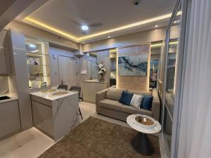 Luxury 2BR Near Manila Bay MOA and Airport with FREE Pool
