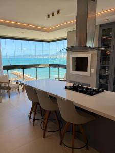 Apartamento Frente Mar com vista praia em Itapema