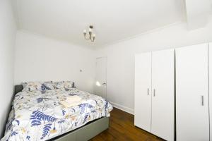 Luxurious 2 Bedroom 2Bathrooms & large reception overlooking Hyde Park