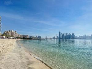 Waves - Grand Palm Escape - Sea-View Massive 1BR Luxury