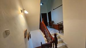 Cozy Private Room in Taman Desa with Shared Bathroom