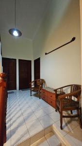 Cozy Private Room in Taman Desa with Shared Bathroom