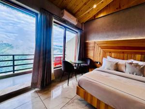 Living On The Edge A Luxury Rooms With Mountain View & Balcony