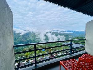 Living On The Edge A Luxury Rooms With Mountain View & Balcony