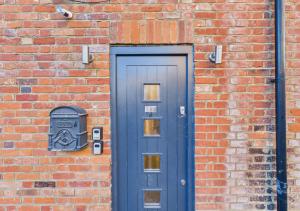 Stylish Mews House, Private Garden, Sleeps 4, Central Location